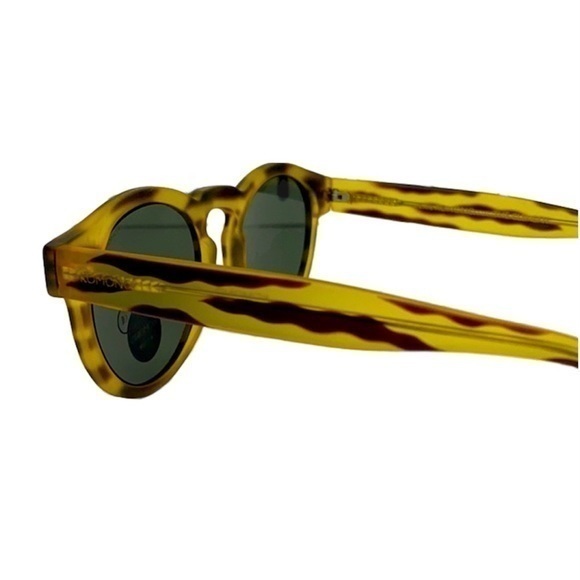 KOMONO Women’s Clement Safari Sunglasses - Picture 13 of 15